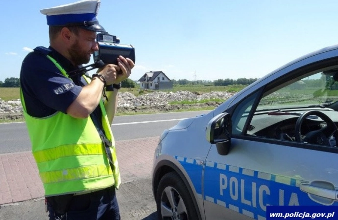 {W ciągu jednego dnia policjanci z Warmii i Mazur zatrzymali 11 praw jazdy za nadmierną prędkość.}