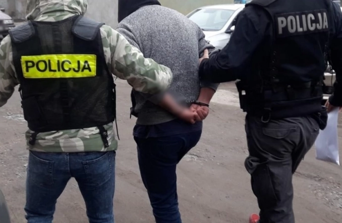 {Do policyjnego aresztu trafił 36-latek Olsztyna, który podrywał kobietę, podając się za policjanta.}