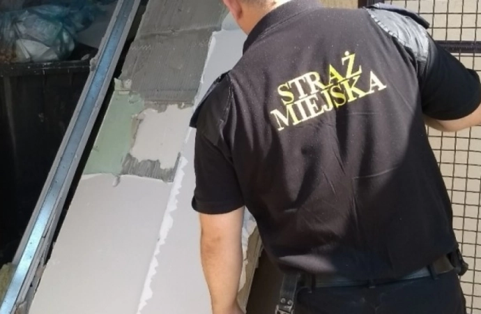 {Straż Miejska w Olsztynie odnalazła mężczyznę, który wyrzucił odpady budowlane do osiedlowego śmietnika.}