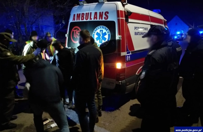 {Policjanci z Olecka zatrzymali nielegalnych imigrantów w samochodzie udającym ambulans.}