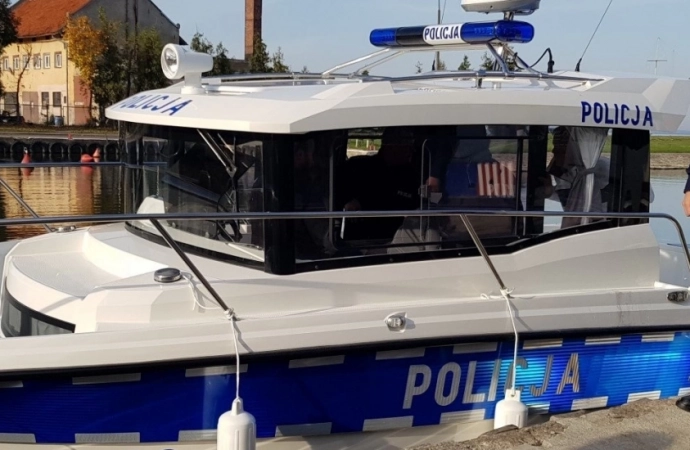 {Policjanci z Fromborka otrzymali nową łódź.}