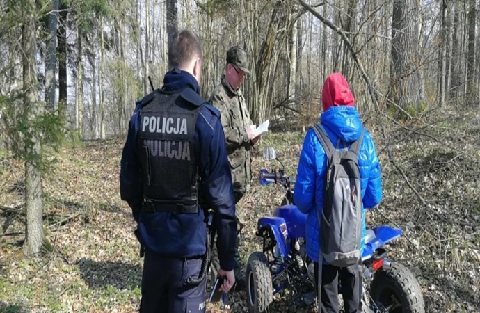 {Strażnicy leśni i policjanci zatrzymali 16-latka jeżdżącego quadem po lesie.}