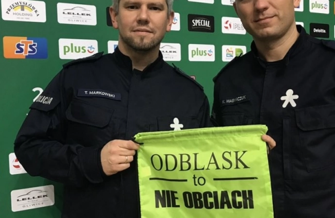 {Siatkarze AZS Indykpol Olsztyn włączyli się w policyjną akcję „Odblask to nie obciach”.}