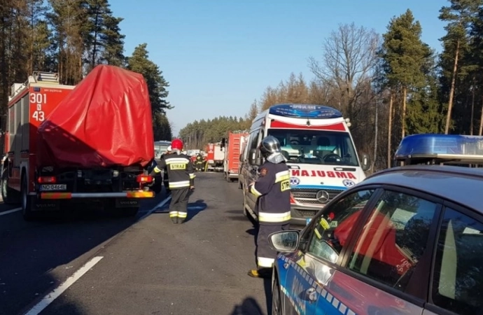 {Na drodze nr 51 między Olsztynem a Dobrym Miastem zderzyło się 5 pojazdów, w tym autobus wiozący dzieci.}